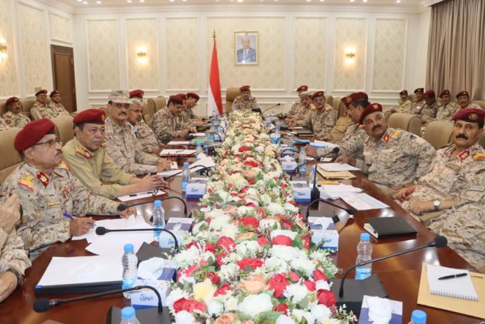 وزير الدفاع يؤكد على التكامل بين القوات المسلحة لمواجهة مليشيا الحوثي