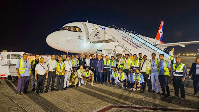 "اليمنية" تنقل طائرتها الجديدة "حِمْير" إلى عدن