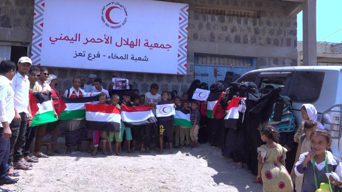 المخا.. الهلال الأحمر اليمني ينظم وقفة تضامنية حداداً على شهداء العمل الإنساني في فلسطين