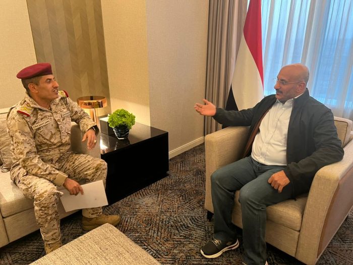 العميد طارق صالح يلتقي قائد المنطقة العسكرية الخامسة