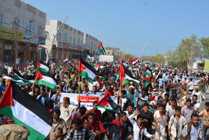 تظاهرة حاشدة في المخا تضامناً مع غزة وتنديدًا بجرائم الاحتلال