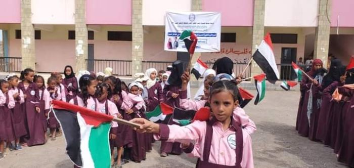 الحديدة.. مبادرة "ألف باء" ترسم البسمة في وجوه 608 طلاب من الجنسين في الخوخة وحيس