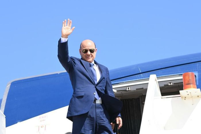 رئيس مجلس القيادة الرئاسي يغادر عدن إلى الرياض للمشاركة في القمة العربية الطارئة