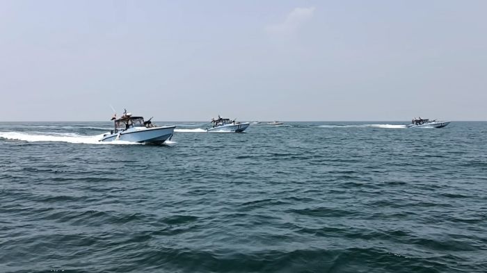 خفر سواحل البحر الأحمر ينقذ 26 مهاجرًا عقب غرق قاربهم في المياه الدولية