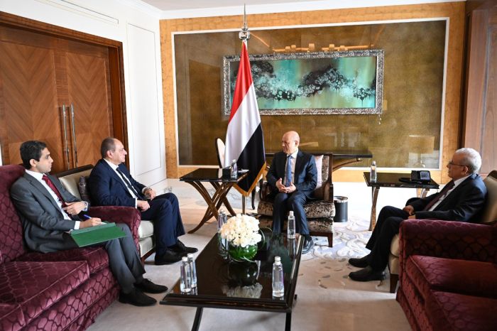رئيس مجلس القيادة الرئاسي يؤكد دعم اليمن الكامل للموقف المصري من القضية الفلسطينية
