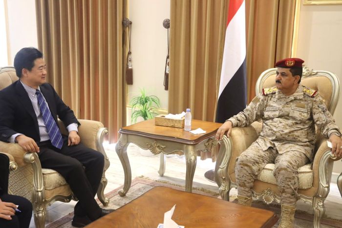 وزير الدفاع يلتقي القائم بأعمال السفير الصيني لدى اليمن