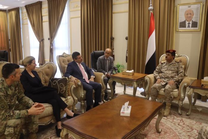 وزير الدفاع يبحث مع سفيري أمريكا وبريطانيا لدى اليمن تطورات الأوضاع