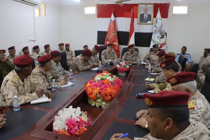 وزير الدفاع يعقد اجتماعاً موسعاً بقيادة المنطقة العسكرية الأولى واللجنة الأمنية بوادي وصحراء حضرموت