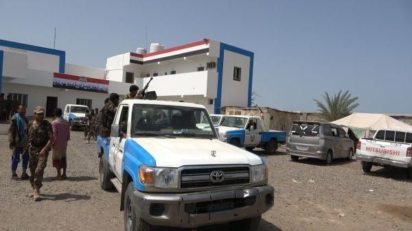 أمن المخا يلقي القبض على متهم بجريمة قتل بعد فراره في مناطق سيطرة مليشيا الحوثي سبع سنوات