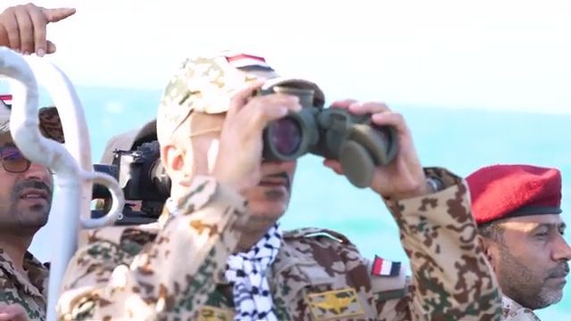 فيديو| نائب رئيس مجلس القيادة الرئاسي طارق صالح يختتم العام التدريبي لتشكيلات خفر السواحل والقوة البحرية في المخا