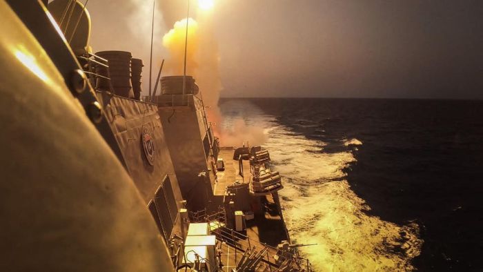 مدمرة أمريكية تسقط 14 طائرة مسيّرة حوثية ضمن مساعي إيران لعسكرة البحر الأحمر