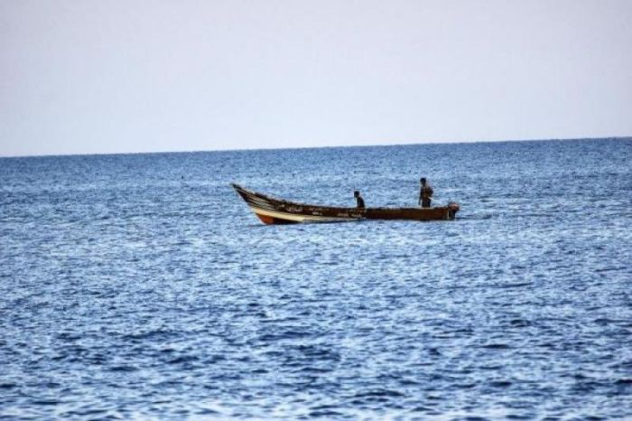 غرق قارب صيد في الخوخة وفقدان أحد الصيادين