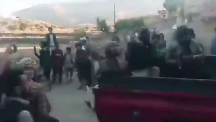 فيديو| مواطنون يتصدون بالعصي والحجارة لحملة مسلحة حوثية غرب صنعاء