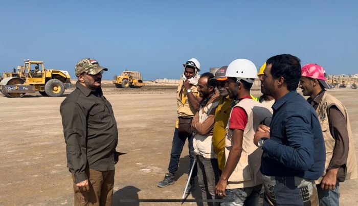 فيديو| نائب رئيس مجلس القيادة الرئاسي طارق صالح يتفقد سير العمل في مشروع حيوي جديد بمدينة المخا