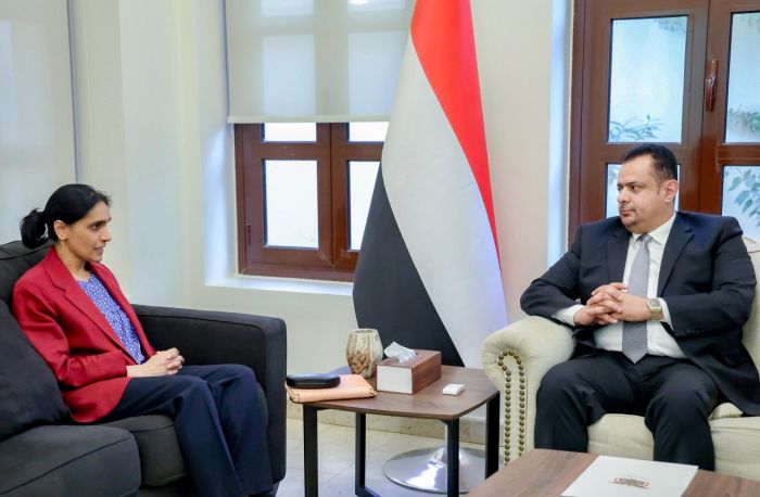 رئيس الوزراء يبحث مع السفيرة البريطانية التهديد المستمر لمليشيا الحوثي الإرهابية لحرية الملاحة الدولية