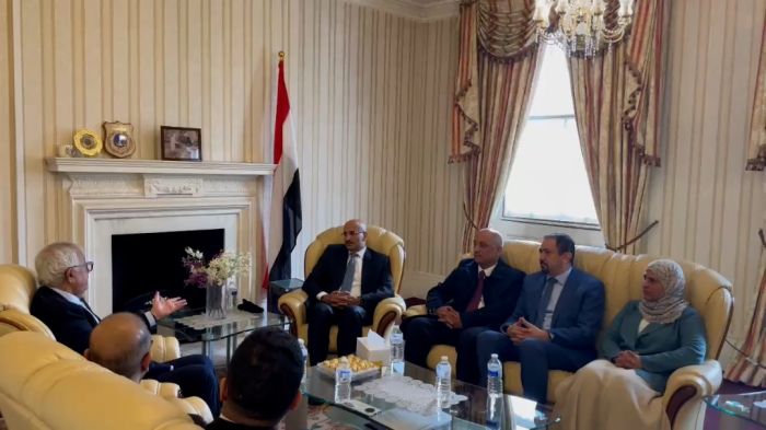 فيديو| طارق صالح يزور سفارة اليمن في لندن ويعقد جلسة نقاشية مع طاقمها