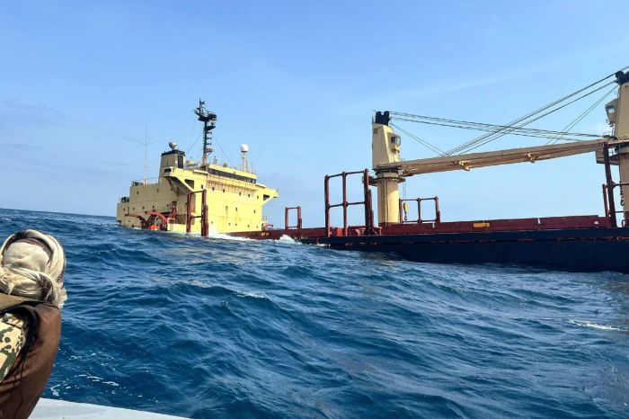 قائد خفر السواحل بقطاع البحر الأحمر يحمّل مليشيا الحوثي مسؤولية الكارثة البيئية لإغراق "روبيمار"