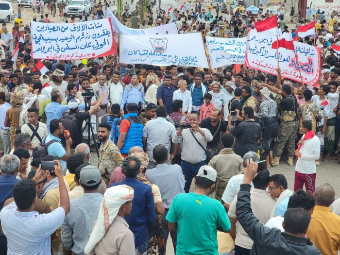 حشود جماهيرية في الخوخة تندد بإغلاق الحوثيين للطرق واستهداف أرزاق الصيادين