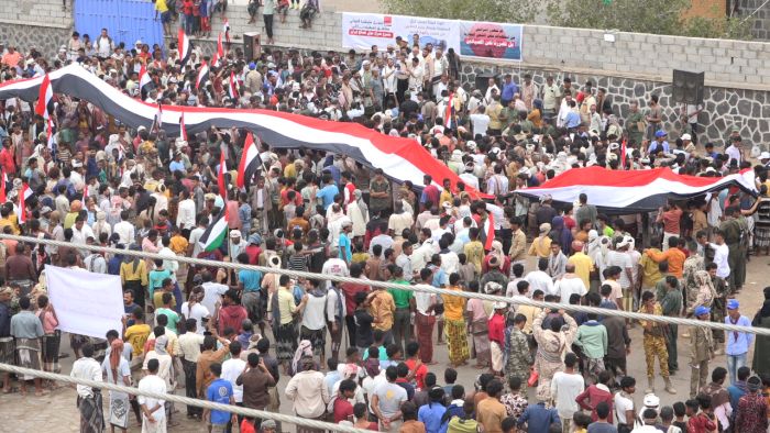 ابناء الحديدة والمخا يحتشدون في وقفتين للتنديد بإرهاب مليشيا الحوثي في البحر والبر