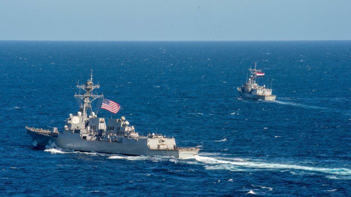 القيادة المركزية الأمريكية: هجوم حوثي أصاب سفينة صينية وتحطم 5 مسيرات فوق البحر الأحمر