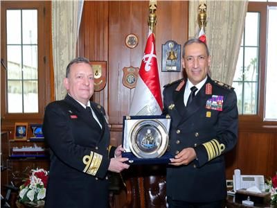 قائد عملية "أسبيدس" في البحر الأحمر يبحث تعزيز التعاون مع قائد البحرية المصرية