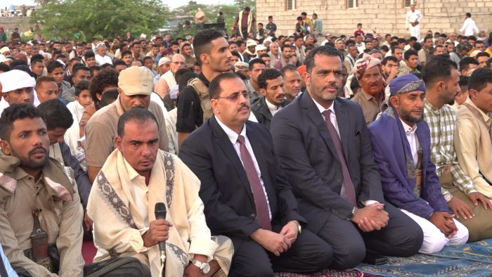 الأمين العام المساعد للمكتب السياسي يؤدي صلاة العيد مع جموع المواطنين بمدينة المخا