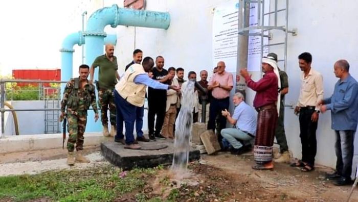 محافظ تعز يدشن مشروع الخط الناقل للمياه إلى خزانات المدينة
