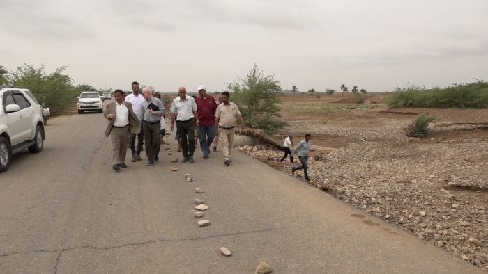 فيديو| لجنة حكومية تتفقد أضرار سيول الأمطار في مقبنة والمخا غربي تعز