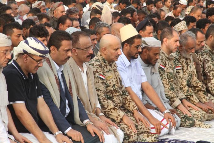 فيديو| طارق صالح يؤدي صلاة عيد الأضحى المبارك مع جموع المواطنين في المخا