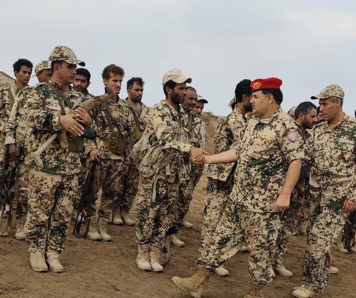 قائد الشرطة العسكرية بالمقاومة الوطنية يعايد وحدة حراسة المنشآت في الساحل الغربي