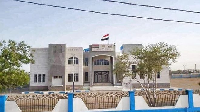 السلطة المحلية في المخا تتسلم موقع مشروع مركز الغسيل الكلوي من هيئة الأراضي
