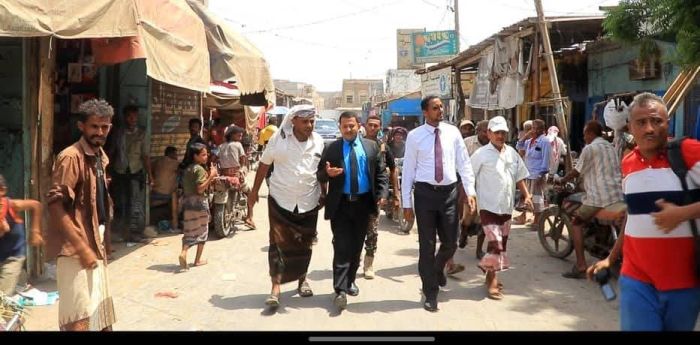 وكيل محافظة الحديدة يوجه بإزالة المخالفات العمرانية وتنظيم السوق القديم بمدينة الخوخة