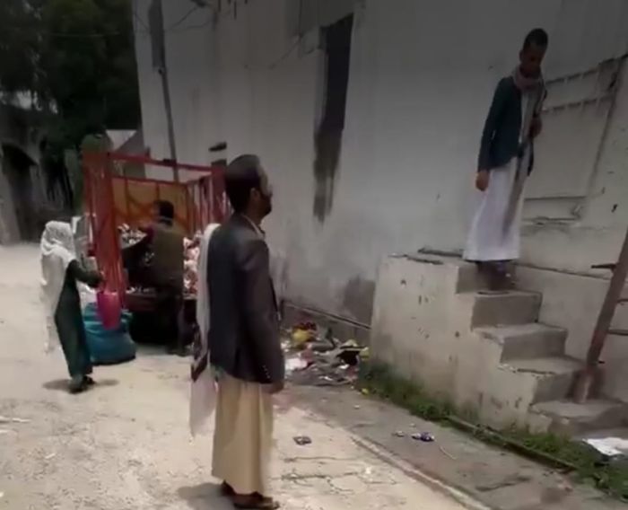 قيادي حوثي يستولي على سكن تابع لمسجد في إب ويُجبر أسرة مغترب على الإخلاء بالقوة