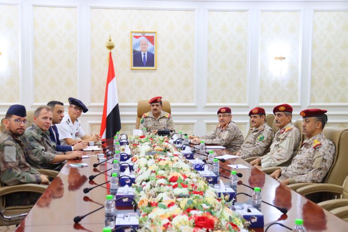 وزير الدفاع يبحث مع الملحق الفرنسي تطورات الأوضاع في اليمن ويحذّر من استمرار دعم إيران للحوثي بالسلاح
