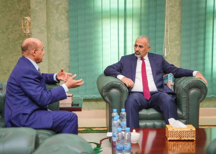 الزبيدي يناقش مع محافظ البنك المركزي إجراءات ضبط القطاع المالي واستكمال نقل البنوك إلى عدن