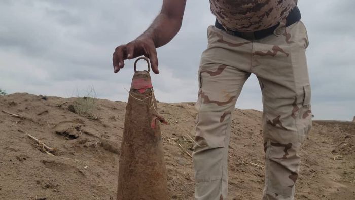 تفكيك رأس صاروخ متفجر من مخلفات مليشيا الحوثي جنوب الحديدة