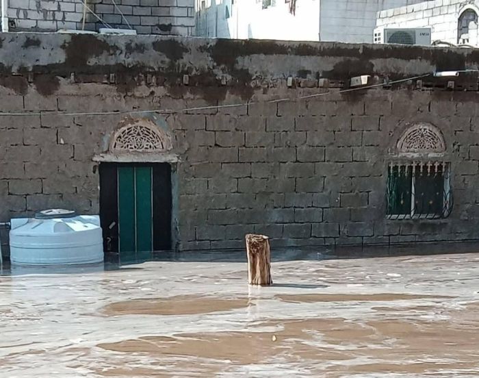العثور على جثة أحد ضحايا السيول في عدن