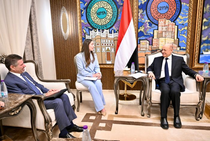 رئيس مجلس القيادة يؤكد الشراكة الوثيقة مع المجتمع الدولي لمكافحة الإرهاب