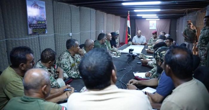 فيديو| اطلع على سير خطط التدريب.. طارق صالح يترأس اجتماعًا عسكريًا
