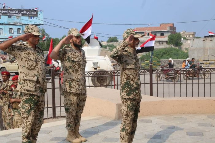 فيديو |قائد محور الحديدة يضع إكليلًا من الزهور على النُّصب التذكاري لشهداء تحرير الحديدة