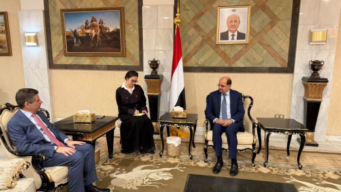 خلال لقائه السفير الأمريكي.. وزير الخارجية يؤكد أهمية وجود موقف دولي حازم تجاه انتهاكات الحوثيين