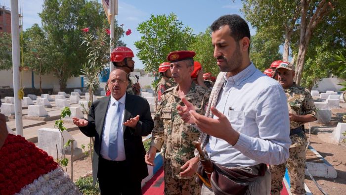 فيديو| دشن فعاليات يوم الشهيد الجمهوري.. رئيس البرلمان يضع إكليل الزهور على فردوس الشهداء بالمخا