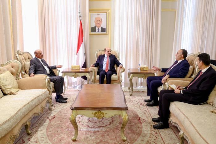 رئيس الوزراء يوجّه بتسريع صرف الرواتب المتأخرة