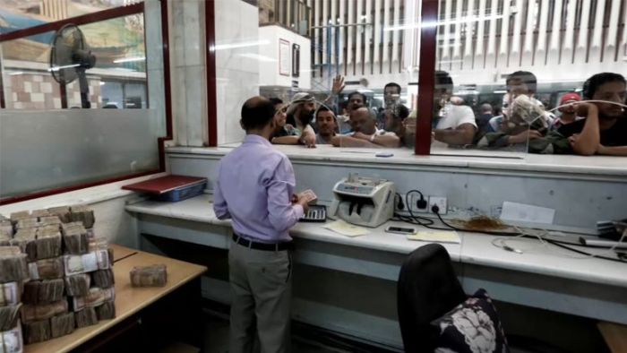 الحوثيون يصعّدون الحرب الاقتصادية بتجميد وحظر الحسابات البنكية في مناطق سيطرتهم