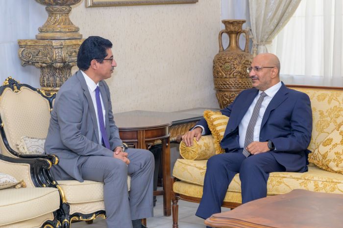 طارق صالح يقدم واجب العزاء في وفاة المناضل الكبير علي سالم البيض